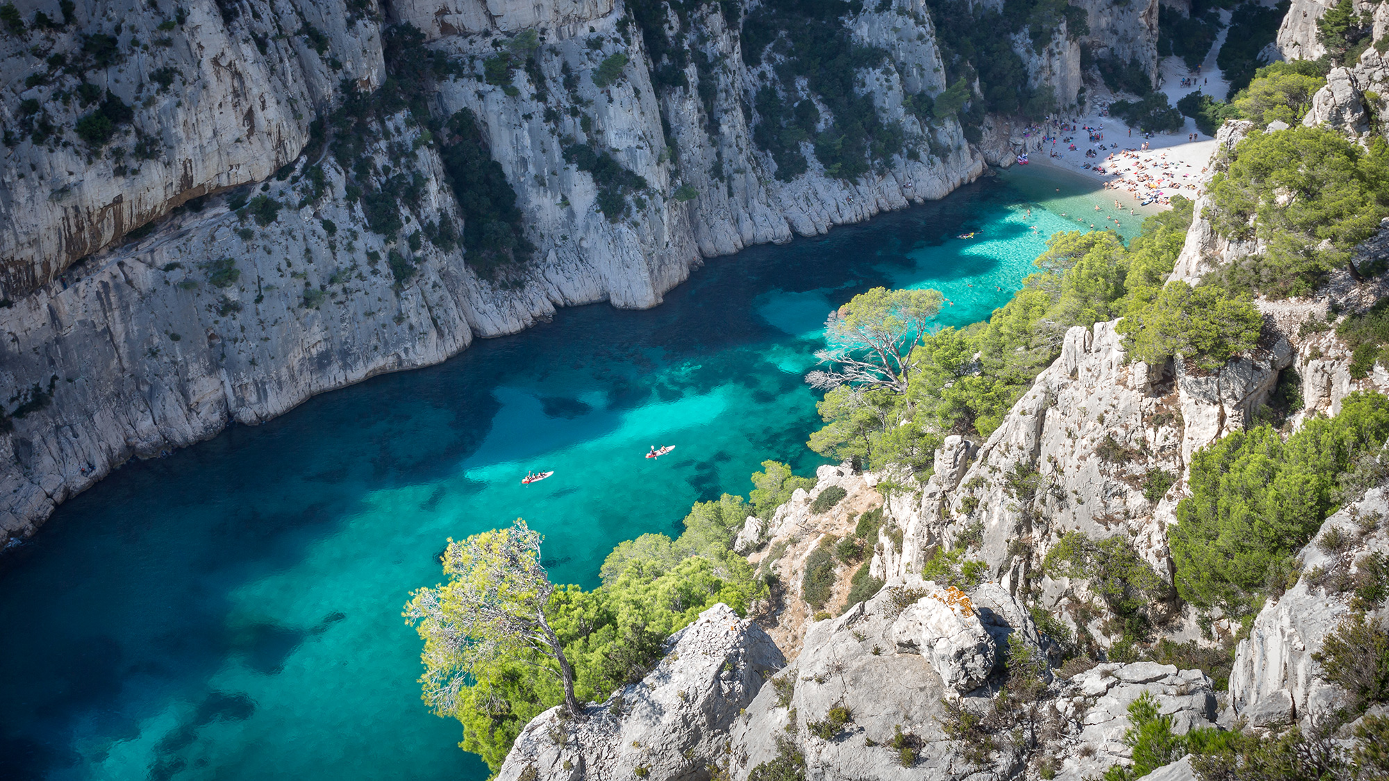 Kayak sur les eaux turquoises de la calanque d'En-vau - Marseille