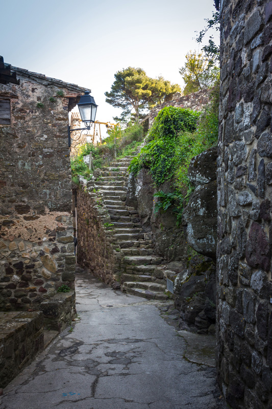 Vieil escalier menant vers le sommet du village