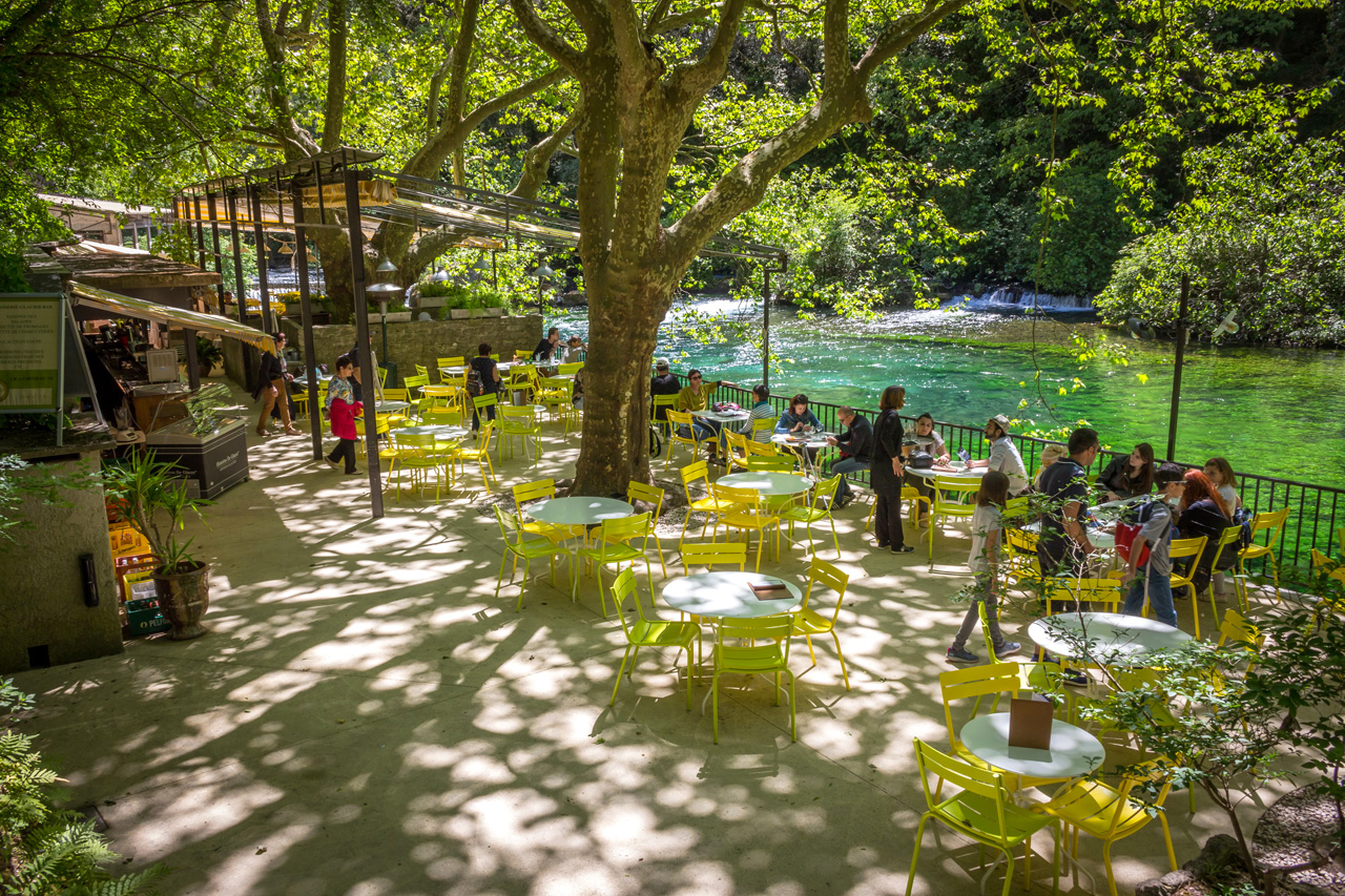 Une agréable terrasse de café qui longe les eaux vertes de la Sorgue