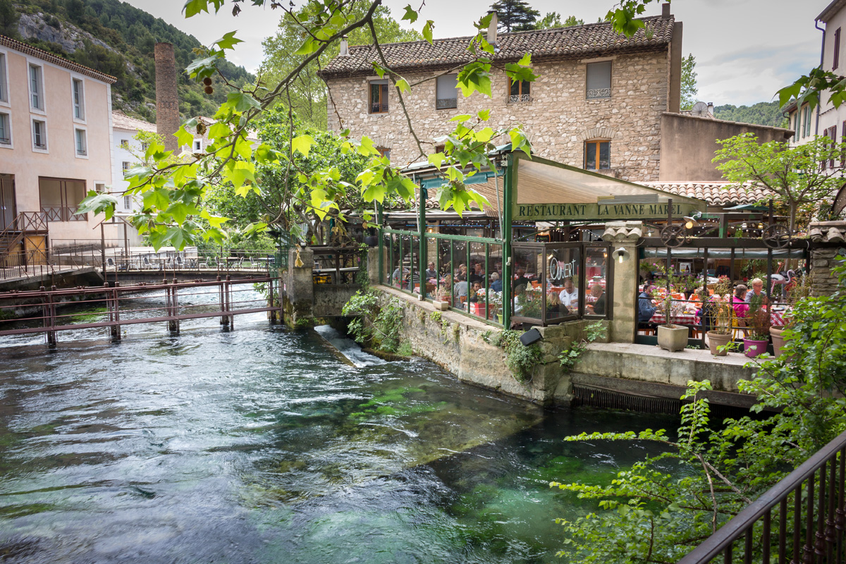 De nombreux restaurants proposent de déjeuner en terrasse au bord de la rivière - Fontaine-de-Vaucluse