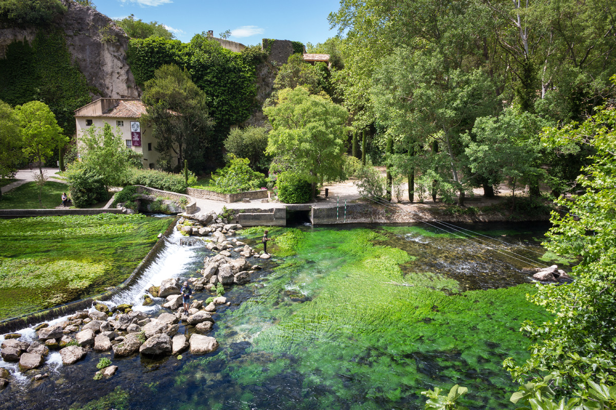 Le vert émeraude de l'eau est tout simplement incroyable - Fontaine-de-Vaucluse