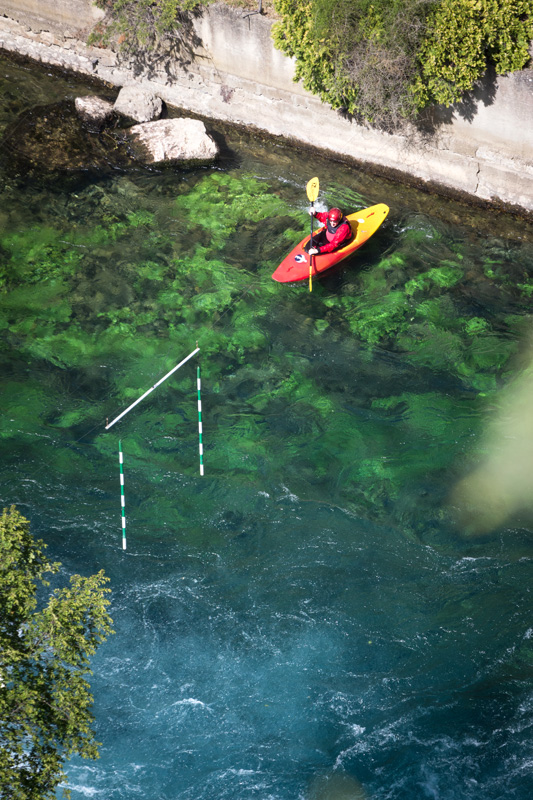 Entraînement de Kayak sur les eaux émeraudes de la Sorgue - Fontaine-de-Vaucluse