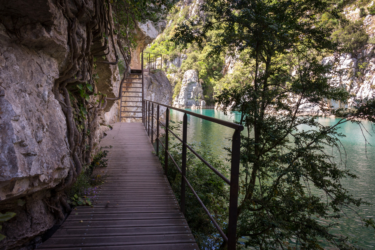 Passerelle et escalier le long de la rivière - Quinson