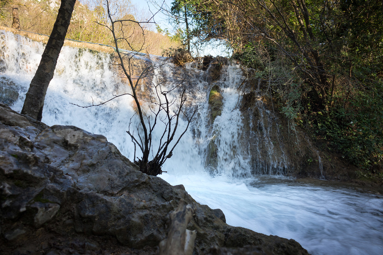 Petite cascade à l'entrée du parc de St Pons