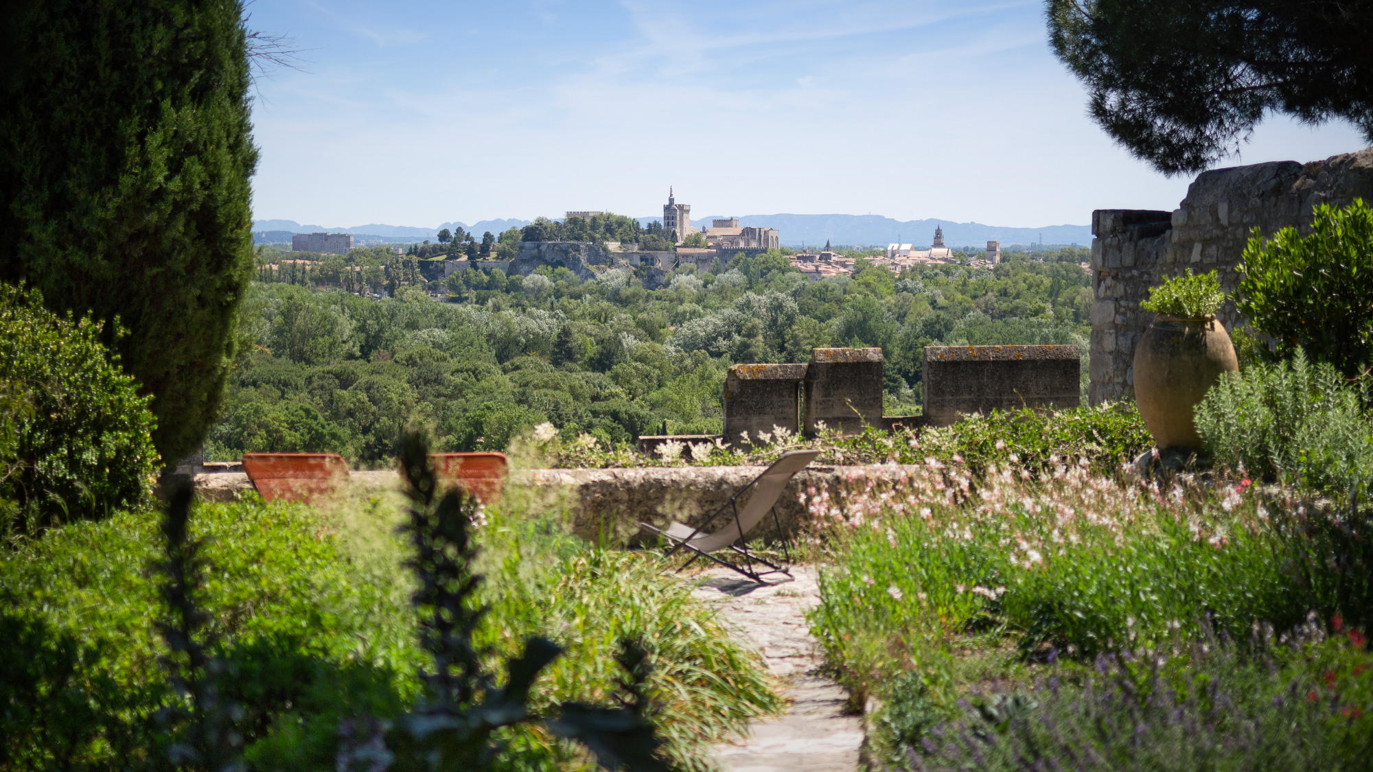 Le charme des jardins de l'abbaye Saint André et sa vue sur Avignon - Villeneuve-les-Avignon